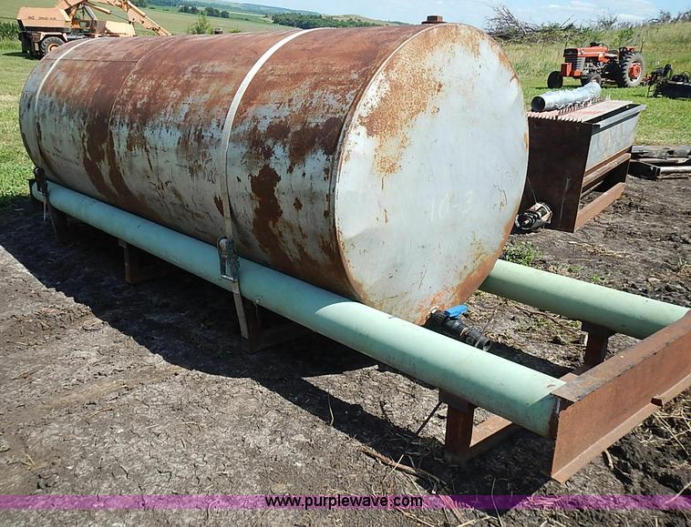 image for item J2095 1,000 gallon water tank