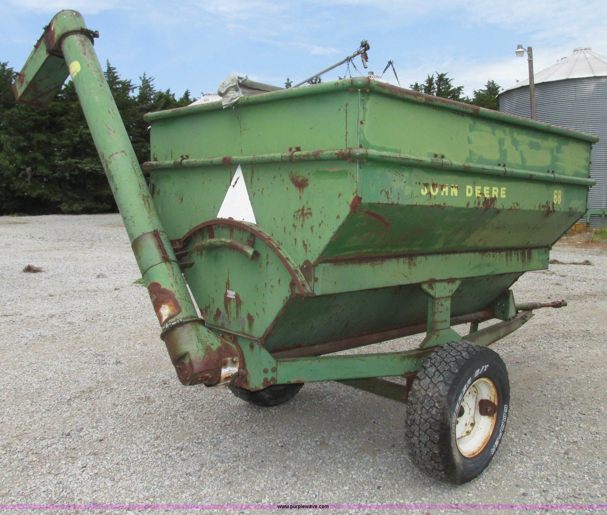 John Deere 68 auger wagon in Beatrice, NE Item F7440 sold Purple Wave