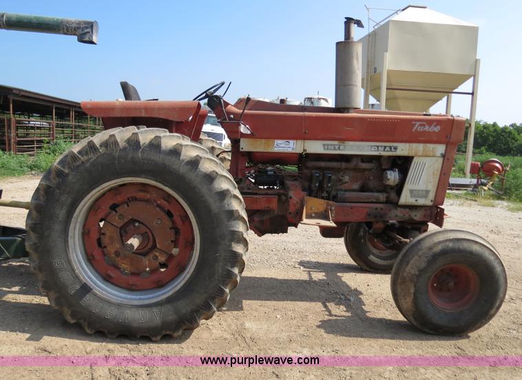 image for item F4960 1974 International 1066 tractor