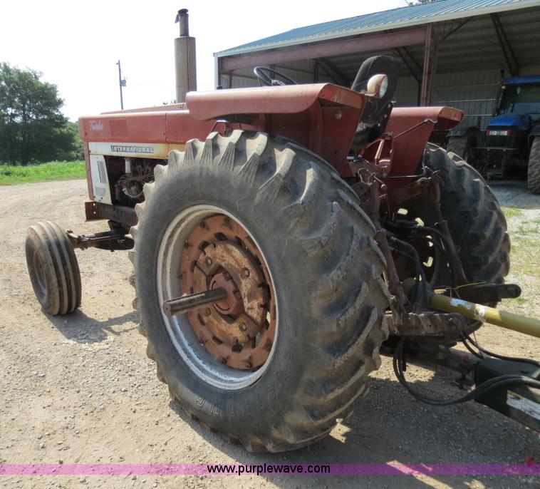 image for item F4960 1974 International 1066 tractor
