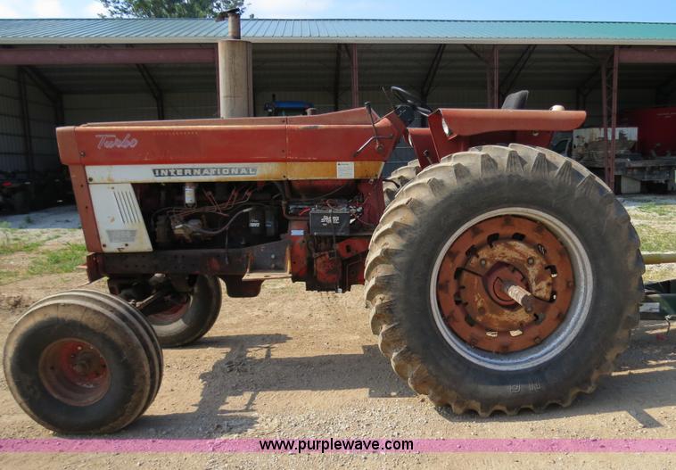 image for item F4960 1974 International 1066 tractor