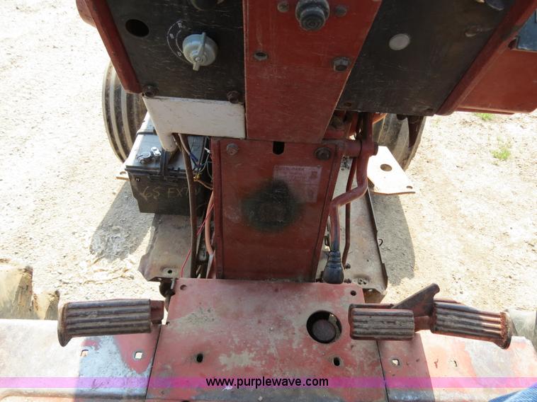 image for item F4960 1974 International 1066 tractor