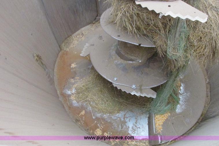 image for item F4961 2012 Kuhn Knight 5143 vertical maxx TMR mixer