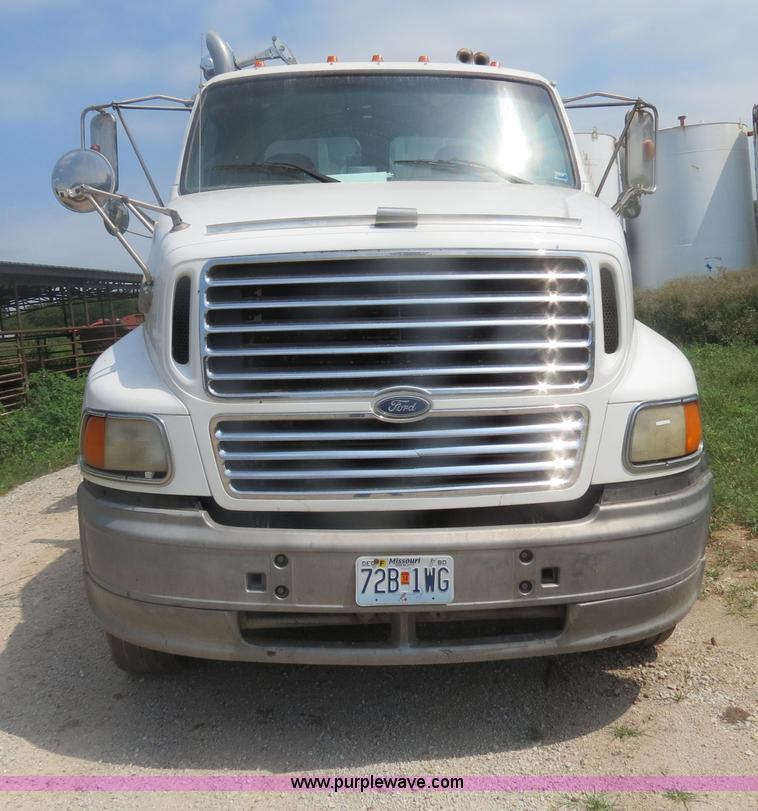 image for item H2914 1998 Ford AT9513 Aeromax 113 semi truck