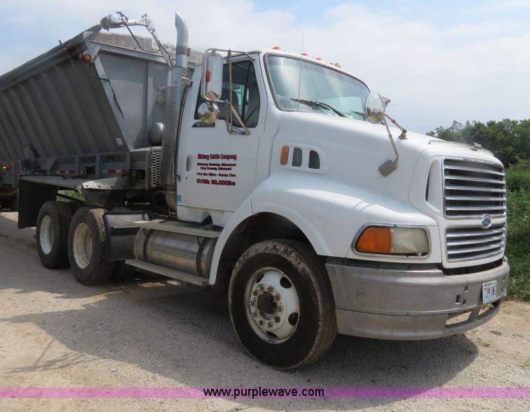 image for item H2914 1998 Ford AT9513 Aeromax 113 semi truck