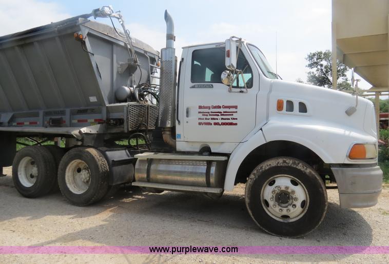 image for item H2914 1998 Ford AT9513 Aeromax 113 semi truck