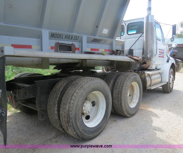 image for item H2914 1998 Ford AT9513 Aeromax 113 semi truck