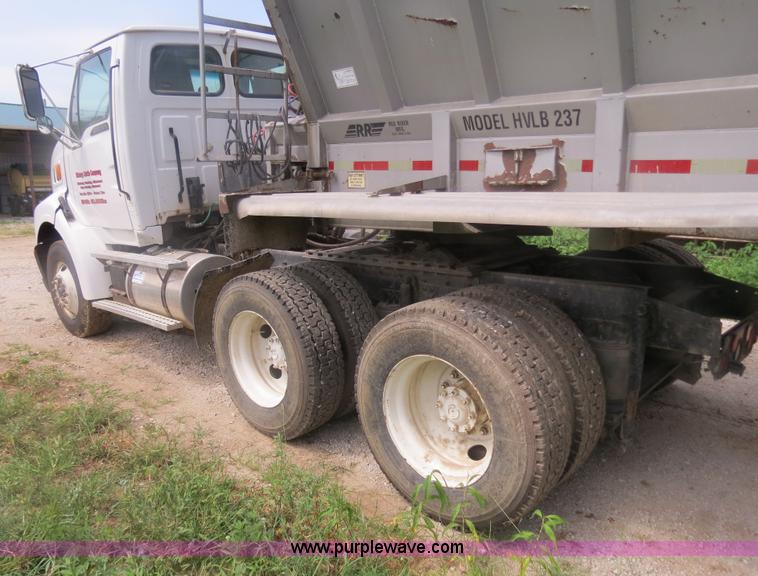 image for item H2914 1998 Ford AT9513 Aeromax 113 semi truck