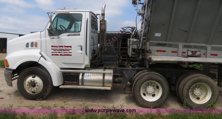 image for item H2914 1998 Ford AT9513 Aeromax 113 semi truck