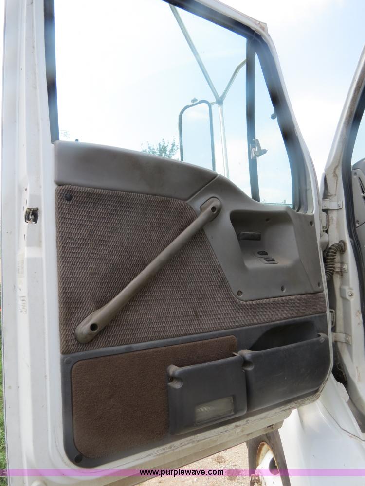 image for item H2914 1998 Ford AT9513 Aeromax 113 semi truck