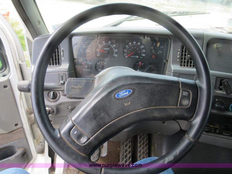 image for item H2914 1998 Ford AT9513 Aeromax 113 semi truck