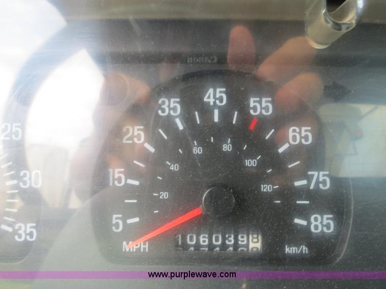 image for item H2914 1998 Ford AT9513 Aeromax 113 semi truck