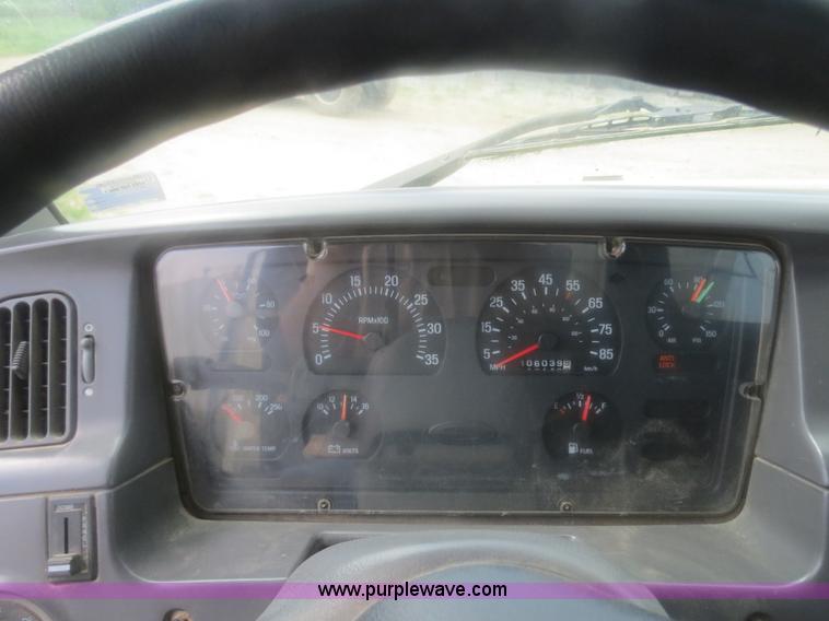 image for item H2914 1998 Ford AT9513 Aeromax 113 semi truck