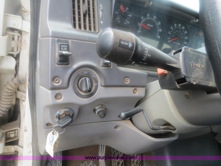 image for item H2914 1998 Ford AT9513 Aeromax 113 semi truck