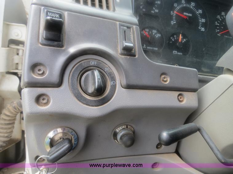 image for item H2914 1998 Ford AT9513 Aeromax 113 semi truck