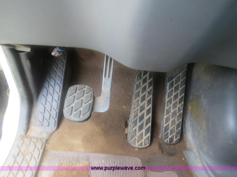 image for item H2914 1998 Ford AT9513 Aeromax 113 semi truck