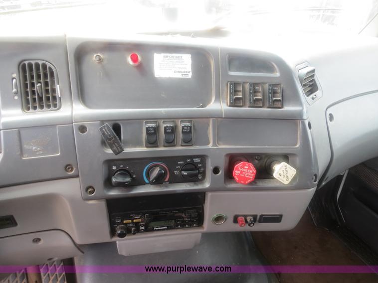 image for item H2914 1998 Ford AT9513 Aeromax 113 semi truck