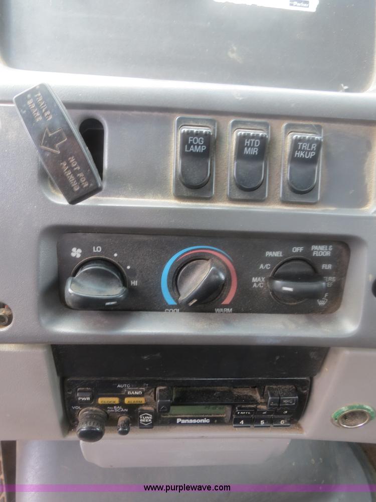 image for item H2914 1998 Ford AT9513 Aeromax 113 semi truck