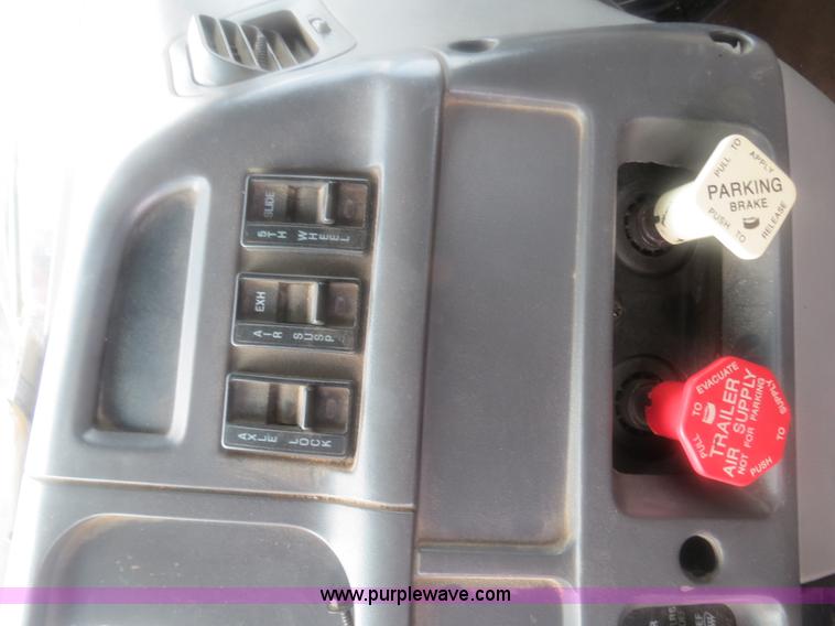 image for item H2914 1998 Ford AT9513 Aeromax 113 semi truck