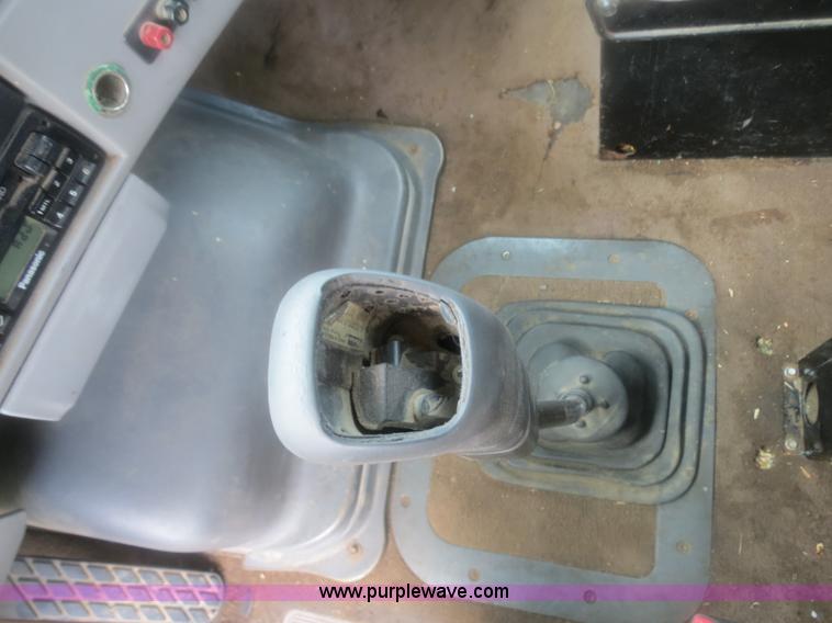 image for item H2914 1998 Ford AT9513 Aeromax 113 semi truck