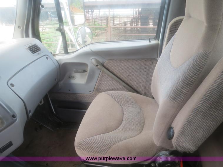 image for item H2914 1998 Ford AT9513 Aeromax 113 semi truck