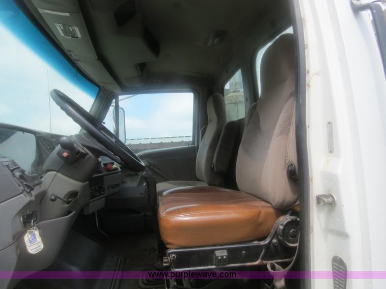 image for item H2914 1998 Ford AT9513 Aeromax 113 semi truck