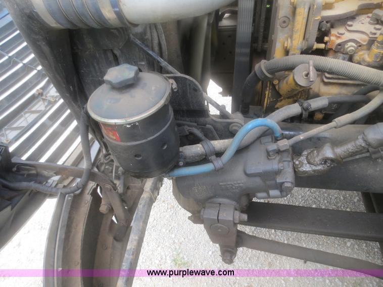 image for item H2914 1998 Ford AT9513 Aeromax 113 semi truck