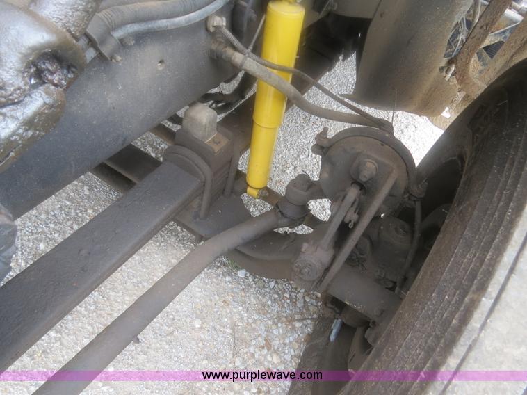 image for item H2914 1998 Ford AT9513 Aeromax 113 semi truck