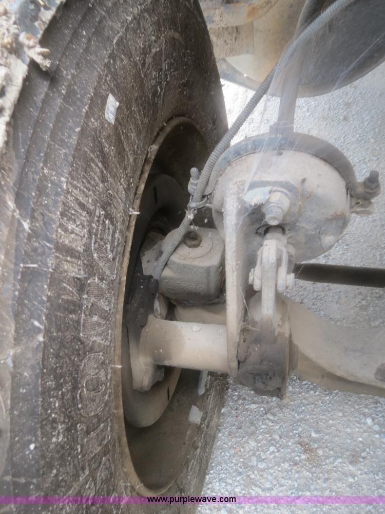 image for item H2914 1998 Ford AT9513 Aeromax 113 semi truck