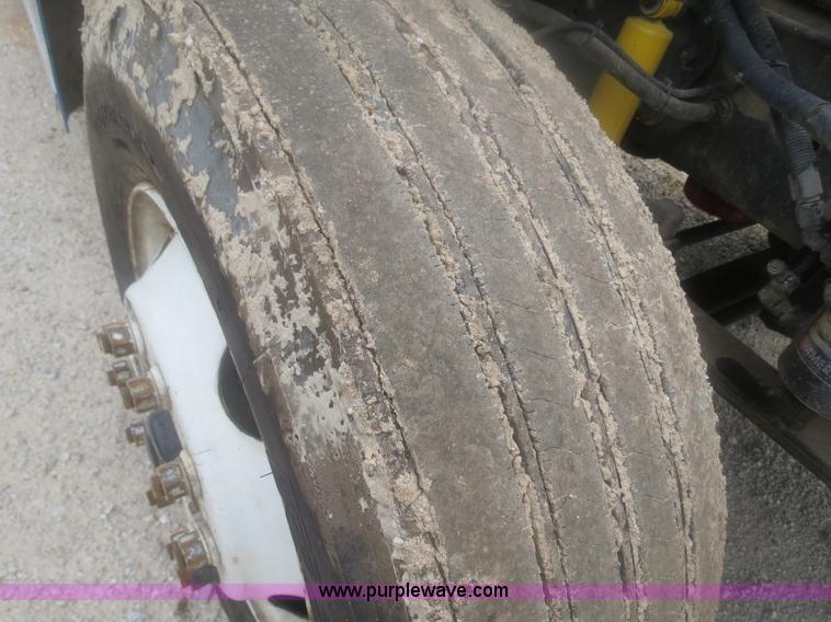 image for item H2914 1998 Ford AT9513 Aeromax 113 semi truck