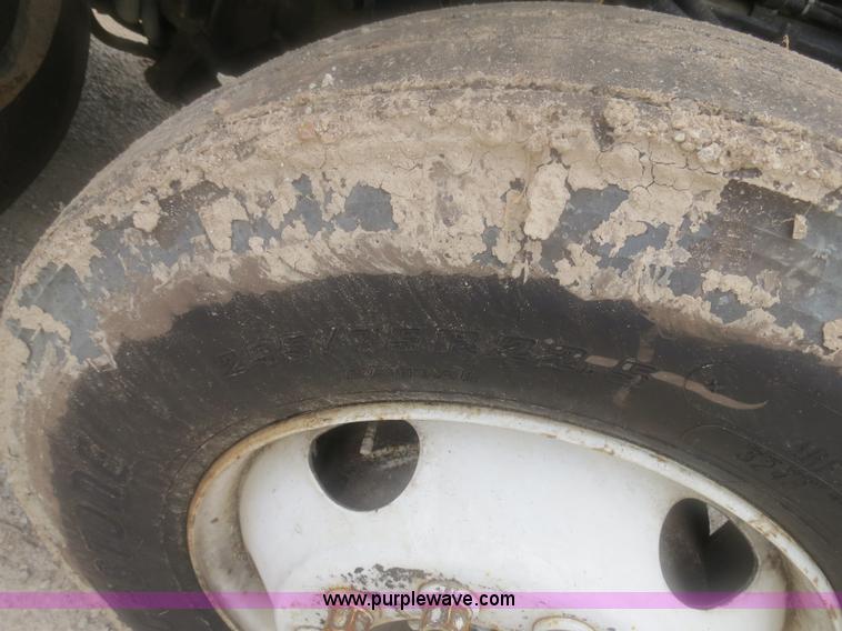 image for item H2914 1998 Ford AT9513 Aeromax 113 semi truck