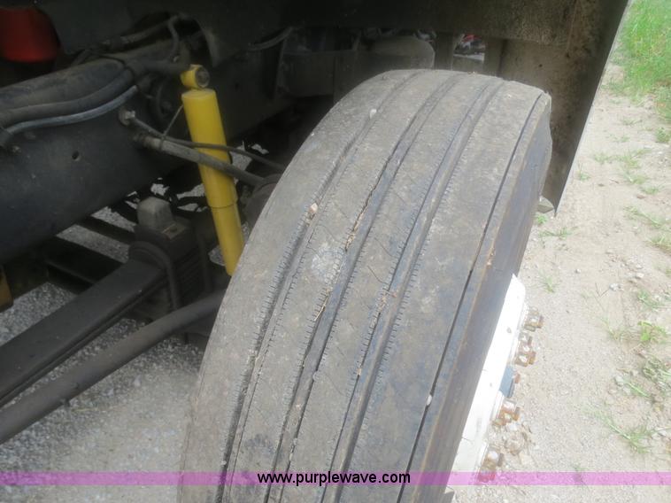 image for item H2914 1998 Ford AT9513 Aeromax 113 semi truck