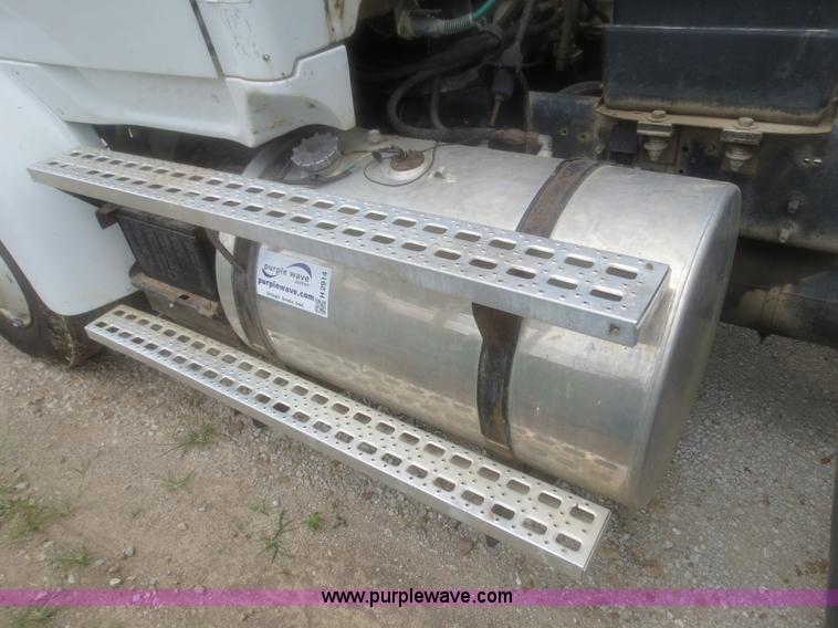 image for item H2914 1998 Ford AT9513 Aeromax 113 semi truck