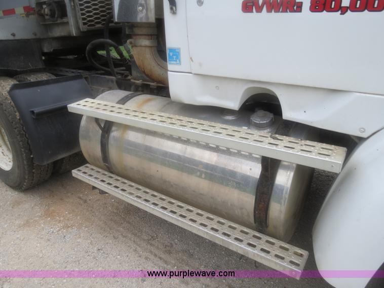 image for item H2914 1998 Ford AT9513 Aeromax 113 semi truck