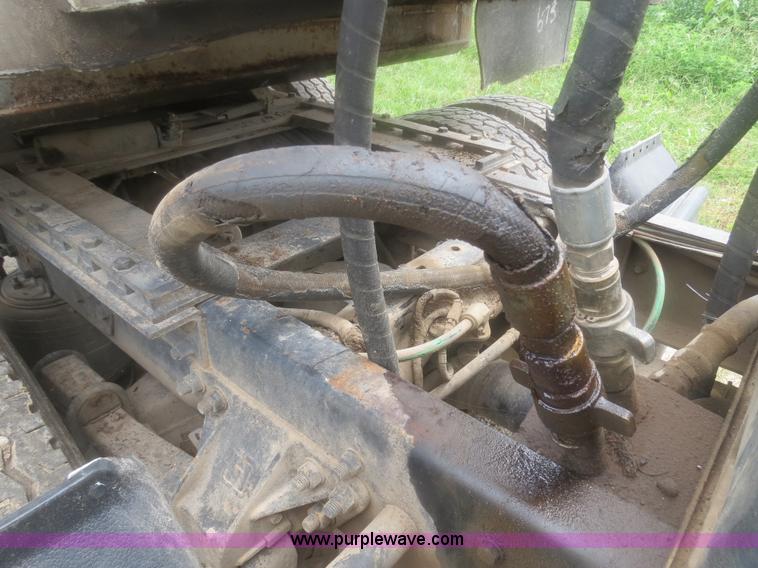 image for item H2914 1998 Ford AT9513 Aeromax 113 semi truck