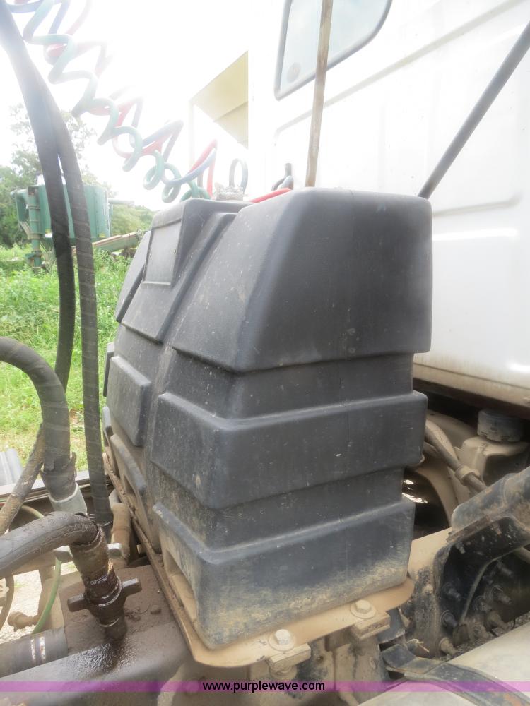 image for item H2914 1998 Ford AT9513 Aeromax 113 semi truck