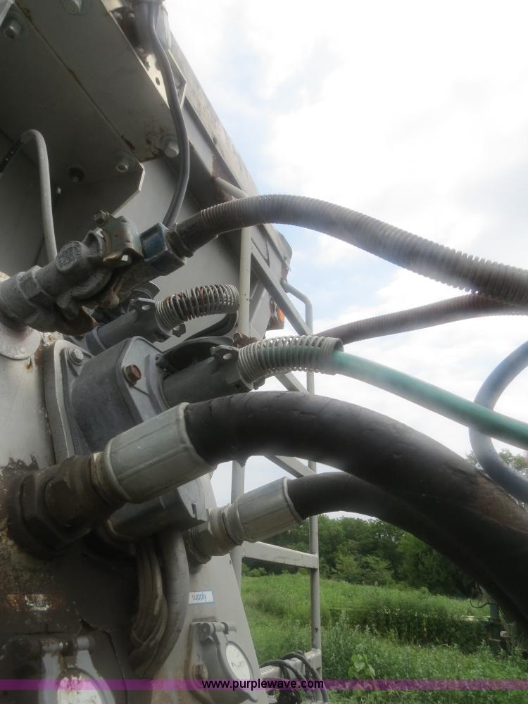 image for item H2914 1998 Ford AT9513 Aeromax 113 semi truck