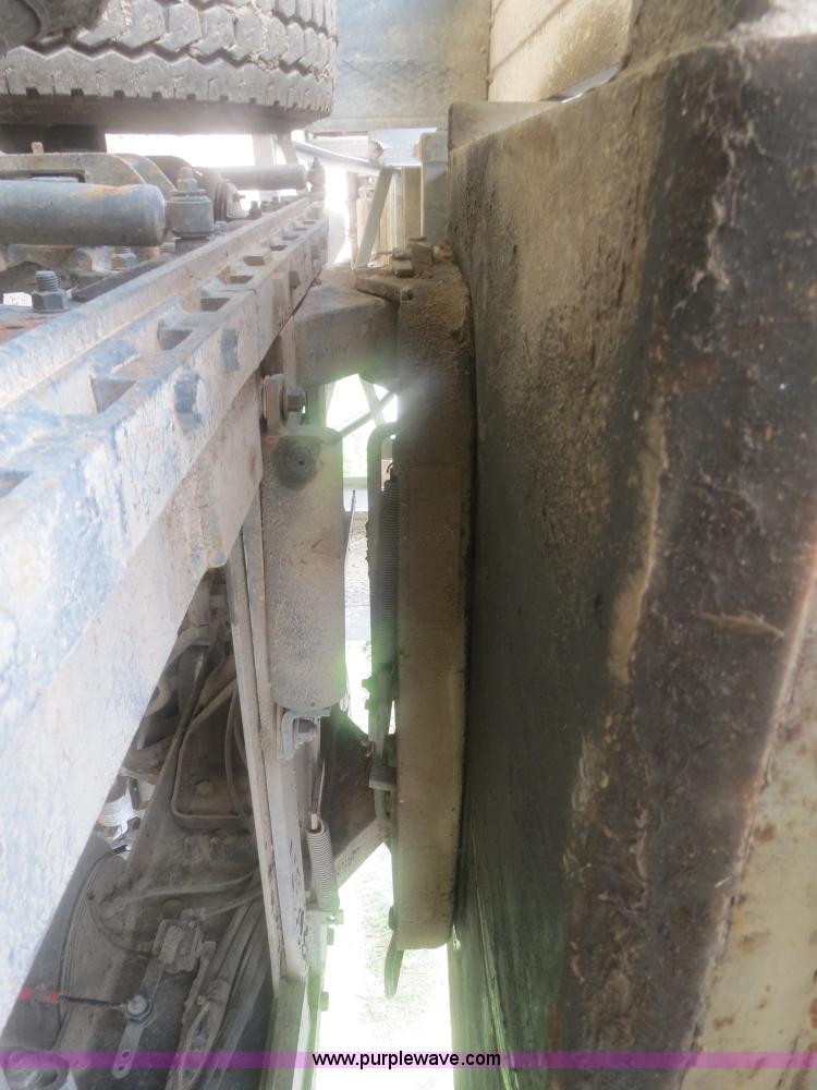 image for item H2914 1998 Ford AT9513 Aeromax 113 semi truck