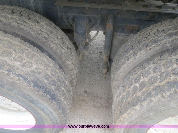 image for item H2914 1998 Ford AT9513 Aeromax 113 semi truck