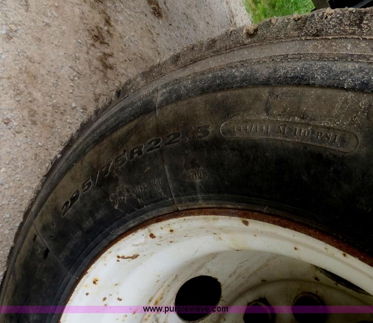 image for item H2914 1998 Ford AT9513 Aeromax 113 semi truck