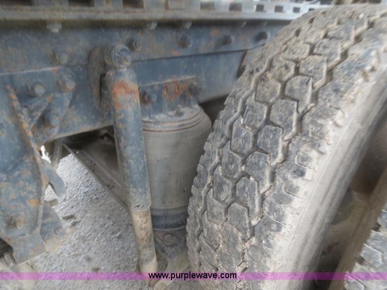 image for item H2914 1998 Ford AT9513 Aeromax 113 semi truck