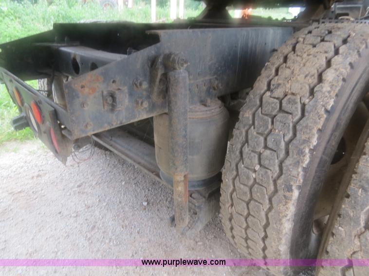 image for item H2914 1998 Ford AT9513 Aeromax 113 semi truck