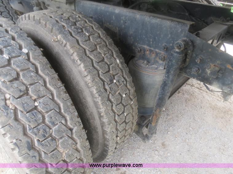 image for item H2914 1998 Ford AT9513 Aeromax 113 semi truck