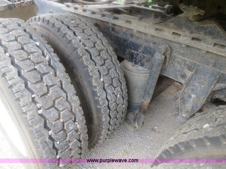 image for item H2914 1998 Ford AT9513 Aeromax 113 semi truck