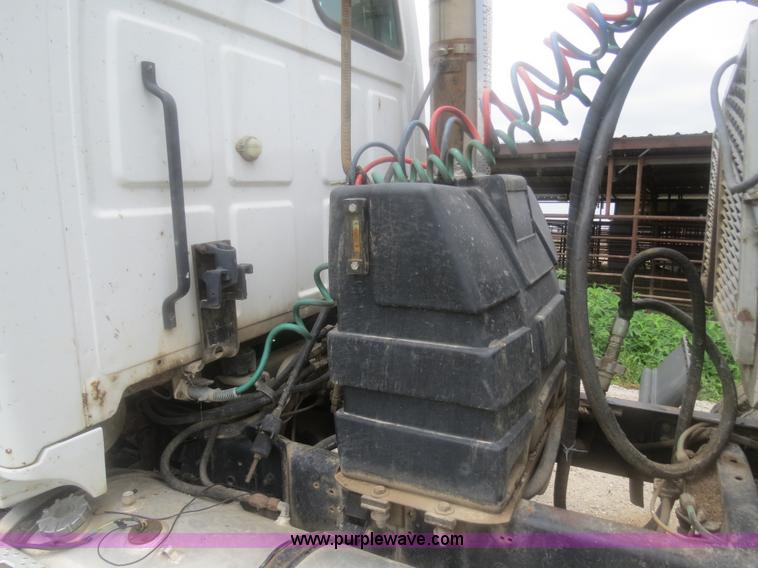 image for item H2914 1998 Ford AT9513 Aeromax 113 semi truck