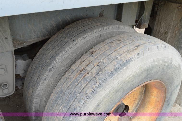 image for item H2915 2000 Red River HVLB237 live bottom trailer