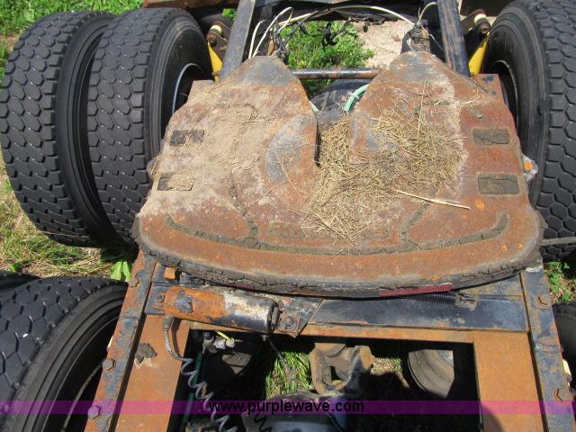 image for item I9534 2000 Sterling A9500 semi truck