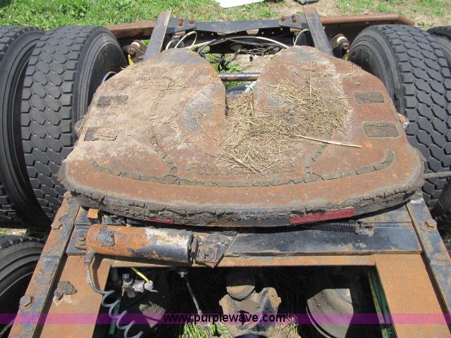 image for item I9534 2000 Sterling A9500 semi truck