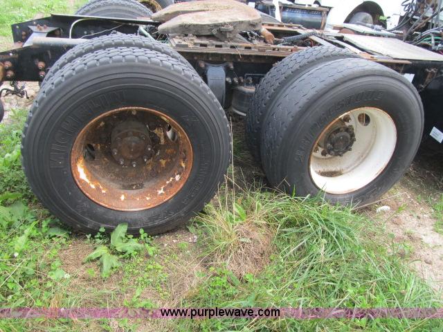 image for item I9534 2000 Sterling A9500 semi truck