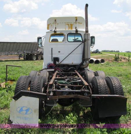 image for item I9535 2000 Sterling A9500 semi truck